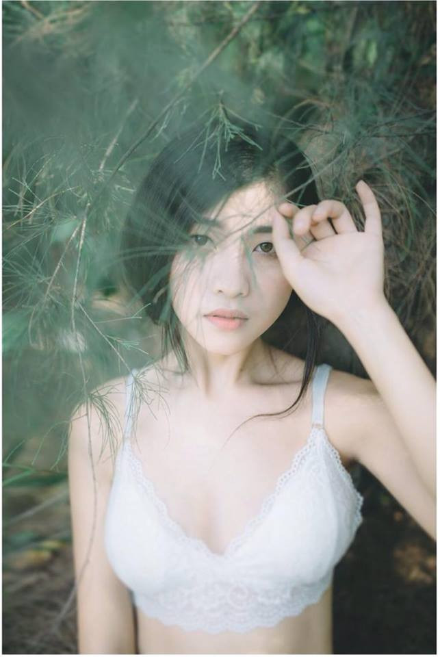Trong công việc làm người mẫu ảnh, Cẩm Nhung luôn muốn làm mới bản thân. Điển hình là việc cô gái trẻ tiết lộ không bao giờ muốn chụp lại một bộ ảnh 2 lần hay nhiều lần bởi như vậy sẽ không còn đẹp và bản thân cũng không còn hứng thú.