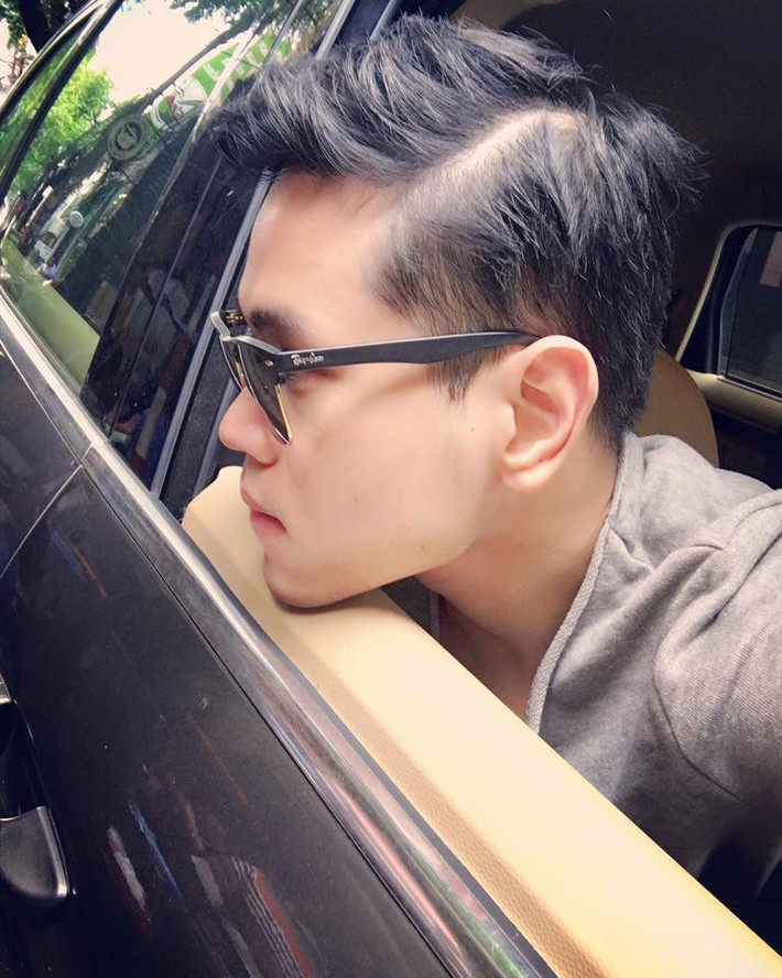 Không chỉ có vậy, theo nguồn thông tin tìm hiểu, đa phần những mỹ nam ngành hàng không đều thuộc hạng gia đình khá giả, chứ không mấy người có gia cảnh khó khăn.