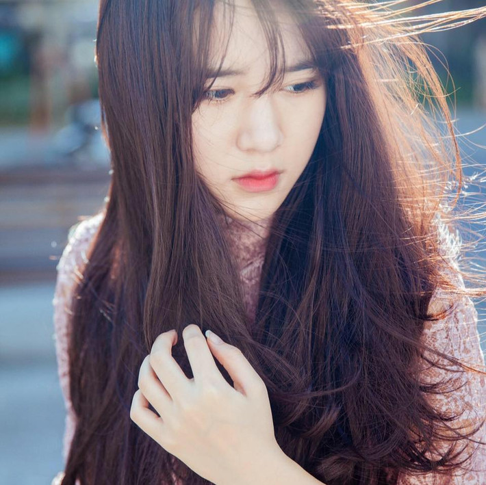 Đã có không ít bạn trẻ thẳng thắn đả kích Hà Vân là “chơi ngông” để có được sự nổi tiếng. Số khác lại nghi ngờ tính xác thực của việc làm mà Hà Vân khoe trên Facebook. Những câu hỏi như “Có phải tiền của cô ấy không”, “Có thật là tặng quà sinh nhật không”, “Người nhận tiền có phải là mẹ của Vân không”… được rất nhiều cư dân mạng đặt ra xoay quanh câu chuyện và những hình ảnh mà Hà Vân chia sẻ.