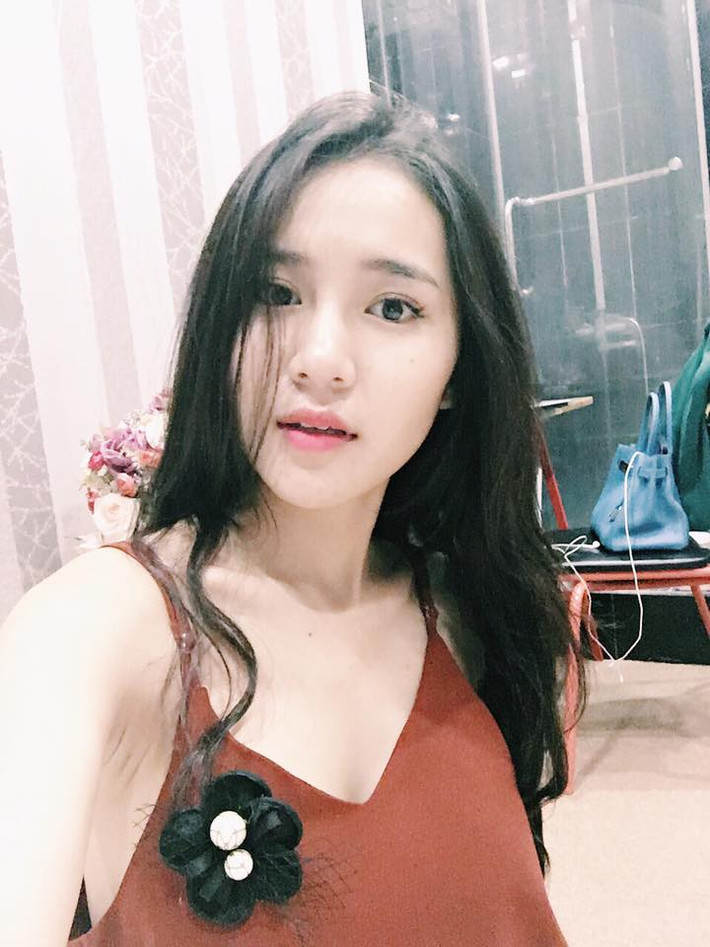 Hot girl chịu chơi Vân Shi từng chi ra đến 400 triệu đồng để tổ chức sinh nhật 18 tuổi, khiến ai nấy cũng tròn mắt ngạc nhiên. Sự chịu chơi của cô gái trẻ này còn thể hiện ở việc lựa chọn trang phục, cách “khoe’ những tài sản có giá trị cao.