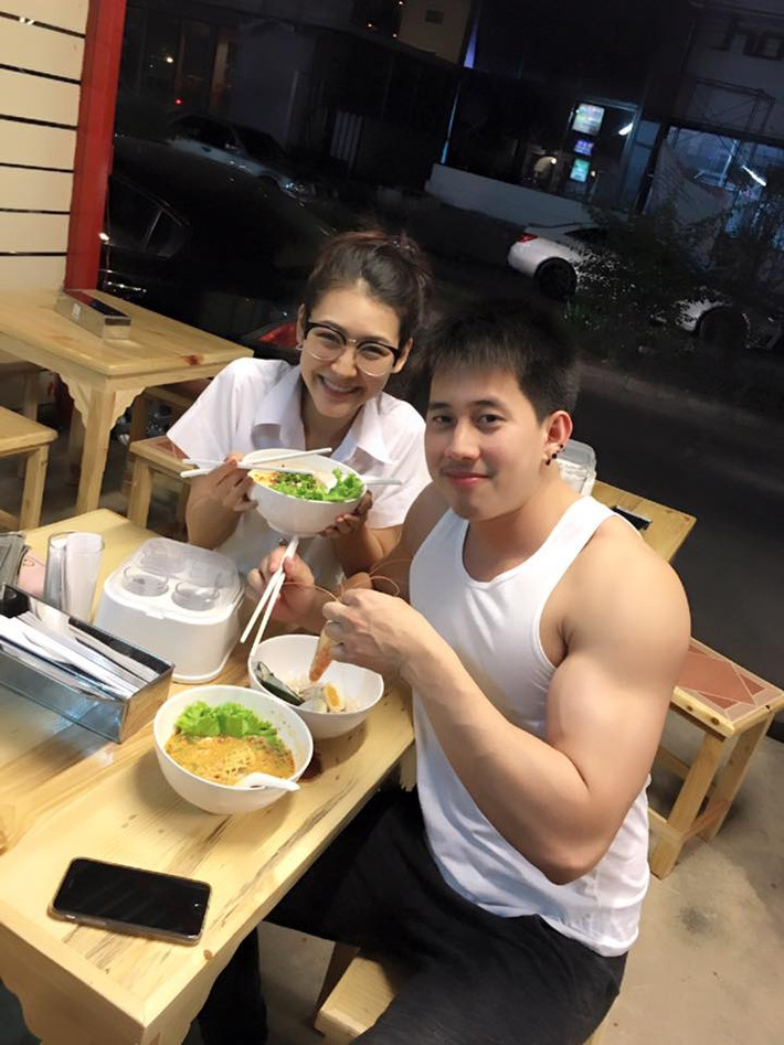 Các cô gái lựa chọn quán của Kritsada Saekwang là địa điểm lui tới thường xuyên bởi chất lượng món ăn của quán rất ngon, sạch sẽ và có thể thả ga ngắm các hot boy phục vụ và đầu bếp đẹp trai mà không phải ngồi trước màn hình TV để ao ước nữa.