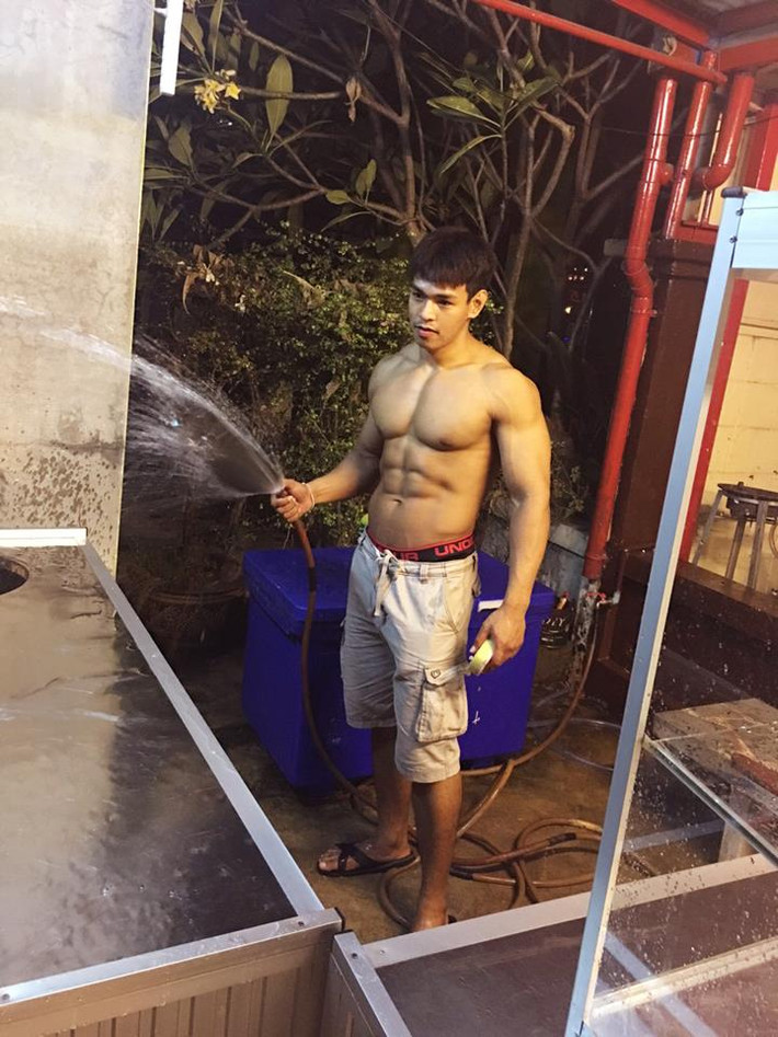 Có được thân hình vạn người mê như hiện tại Kritsada Saekwang đã phải mất nhiều năm tập thể hình khá vất vả. Bên cạnh thời gian dành cho quán mỳ, Kritsada Saekwang còn là huấn luyện viên thể hình dạy khoa thể dục thẩm mỹ tại trường đại học Rangsit. .