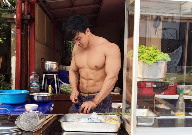 Qua thông tin tìm hiểu, được biết mỹ nam bán mỳ được mọi người chú ý trong thời gian gần đây tên là Kritsada Saekwang, 30 tuổi. Hiện hot boy đầu bếp đang làm bếp trưởng của quán mỳ có tên Jad Noodles ở thành phố Rangsit, tỉnh Pathum Thani, miền trung Thái Lan.