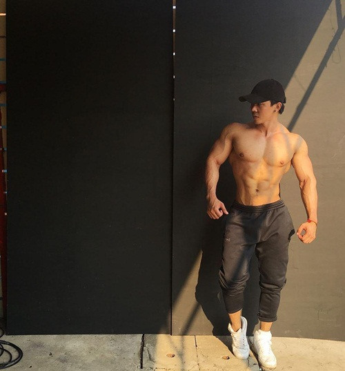 Thái Lan là một trong những miền đất hứa với phụ nữ khi nước này sở hữu vô số hot boy đẹp trai, cơ bụng 6 múi. Nếu như trước đây dân mạng phải tròn mắt trước cơ thể lực lưỡng của hot boy rửa chén thì vài ngày qua, danh tính về chàng mỹ nam bán mỳ cơ bắp cuồn cuộn lại làm cộng đồng dậy sóng. Ảnh dùng trong bài: Posthai/QQ.