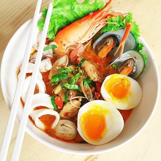 Tuy nhiên, đó mới chỉ là lời đồn đoán, chủ nhân hiện vẫn chưa lên tiếng về vụ việc này. Chỉ biết rằng quán ăn của Kritsada Saekwang vẫn đông khách, fan nữ vẫn phát cuồng mặc cho giới tính thật của Kritsada Saekwang là gì.