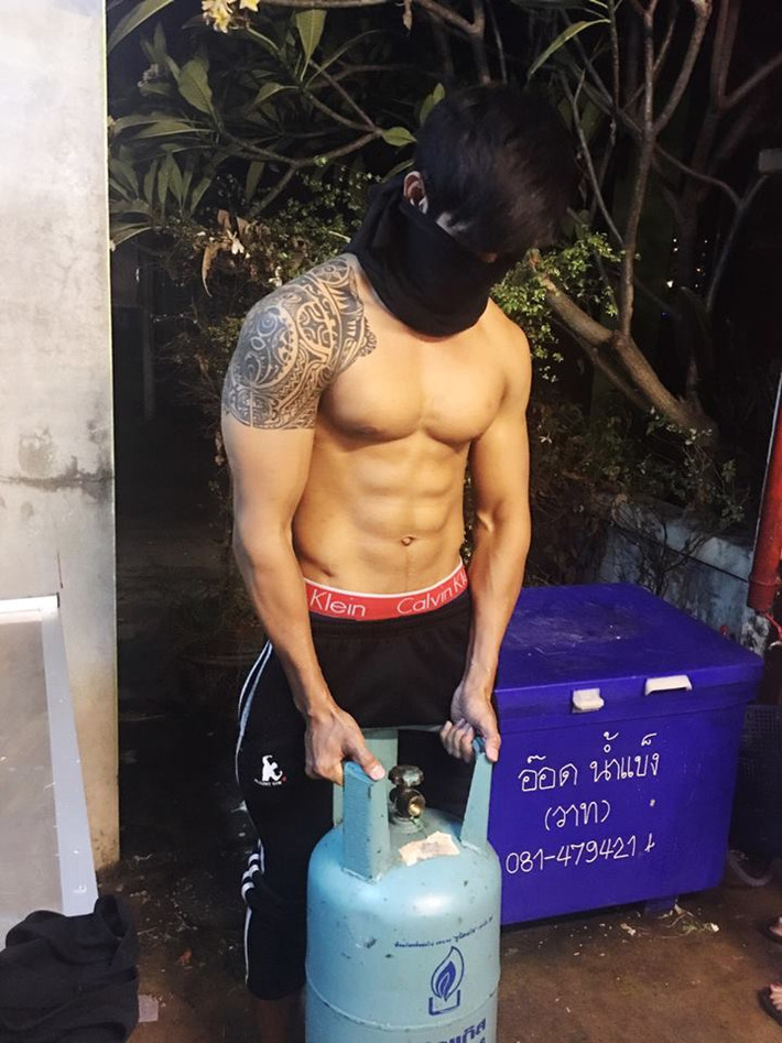 Ấn tượng bởi thân hình săn chắc, vòng 1 vạm vỡ và gương mặt điển trai, quán ăn của Kritsada Saekwang đông lên từng ngày vì fan hâm mộ nữ liên tục tìm đến. Không chỉ riêng bếp trưởng, ngay cả các nhân viên của quán mỳ cũng thuộc hạng men lì, thân hình nóng bỏng.