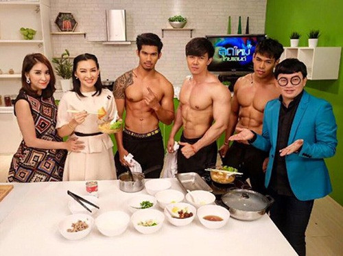Nhờ tài năng nấu ăn mà anh trai của Kritsada Saekwang truyền thụ, anh vừa có thể kiếm bội tiền từ doanh thu của cửa hàng ăn và có thể nổi tiếng trên sóng truyền hình nhờ món nghề đó.