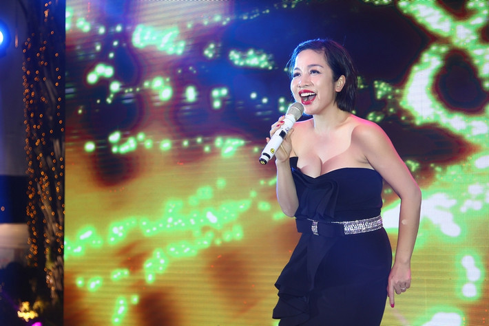 Kết thúc sự kiện, nữ giám khảo The Voice tất bật ra Hà Nội để dành thời gian cho tổ ấm nhỏ. Mỹ Linh chia sẻ,bí quyết giữ gìn nhan sắc của cô là luôn làm việc bằng niềm đam mê và trân trọng mọi khoảnh khắc hạnh phúc, ấm áp bên những người thân yêu.