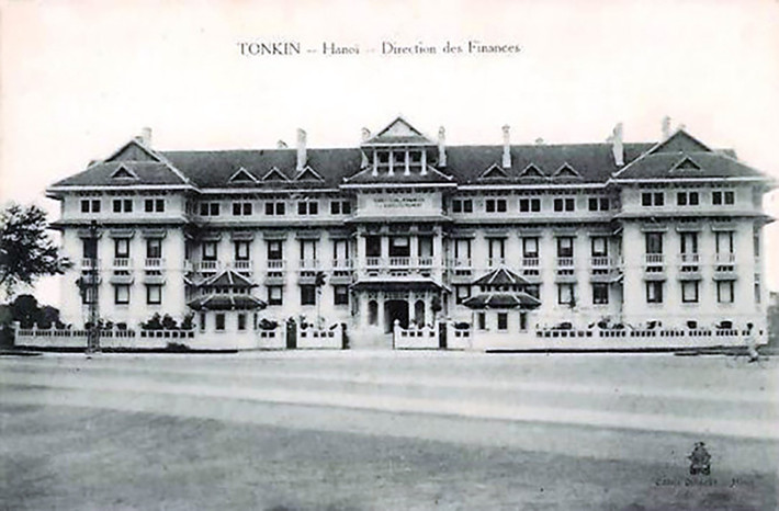 Công trình trụ sở Bộ Ngoại giao được thiết kế bởi kiến trúc sư Ernest Hebrard từ năm 1924, khởi công xây dựng năm 1925 và hoàn tất xây dựng năm 1928, theo đồ án quy hoạch chi tiết khu trung tâm hành chính, chính trị Đông Dương. (Ảnh: Tư liệu)