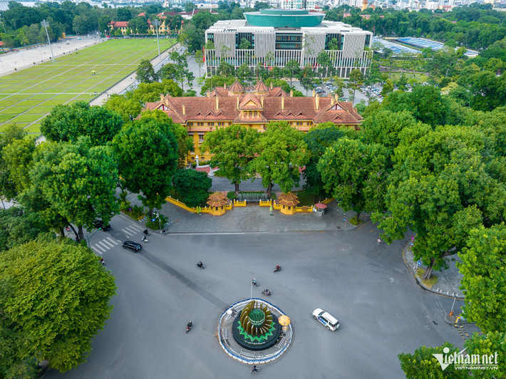 Tọa lạc giữa ngã tư Chu Văn An, Điện Biên Phủ đến Tôn Thất Đàm (quận Ba Đình, Hà Nội), theo các nhà nghiên cứu, đây là tòa nhà trăm mái duy nhất ở Hà Nội cũng như ở Việt Nam. (Ảnh: BNG cung cấp)