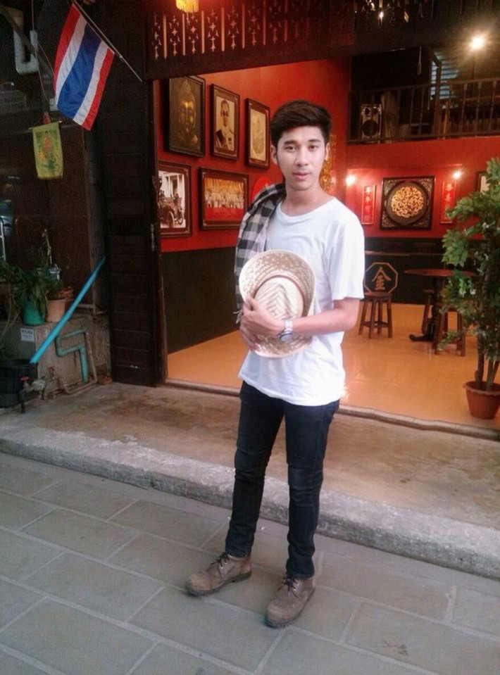 Tuy nhiên, nhiều cô gái đã hoàn toàn vỡ mộng, thất vọng khi biết tin chàng hot boy xe buýt đã có người yêu. Trên Facebook của Oishi cũng có không ít bức ảnh anh và bạn gái “tự sướng” bên nhau và họ thực sự là một cặp đẹp đôi bởi bạn gái Oishi cũng rất xinh đẹp.