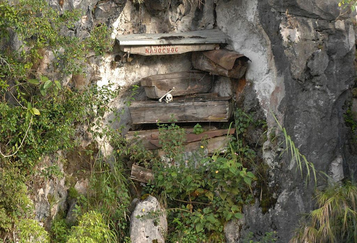 Trong khi đó, ở thị trấn Sagada, Philippines, tộc người Igorot vẫn nối tiếp tục mai táng lâu đời này. Tại thung lũng Echo (Philipines), có rất nhiều quan tài treo rải rác trên vách núi. Theo quan niệm của người dân trong vùng, treo quan tài lên núi là cách bảo vệ người đã khuất khỏi lũ lụt, động vật và tạo lối đi dễ dàng sang thế giới bên kia. Ảnh: Getty.