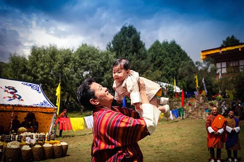 Trước đó, một tháng sau khi hoàng tử chào đời, người dân Bhutan đã tích cực hưởng ứng lời kêu gọi cả nước trồng 108.000 xây xanh. Các lãnh đạo hàng đầu của đất nước cũng tham gia trồng cây, trong đó có Thủ tướng Tshering Tobgay.