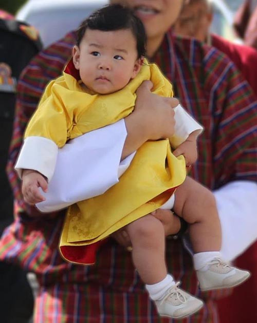 Hoàng tử trong trang phục hoàng gia.