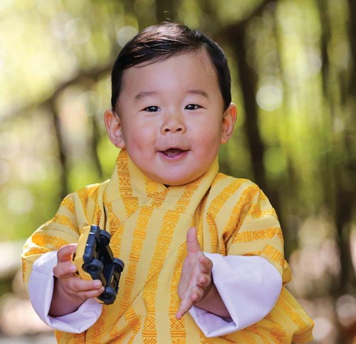 Để chào mừng sinh nhật tròn 1 tuổi của hoàng tử Jigme Namgyel Wangchuck sẽ diễn ra vào ngày 5/2, cung điện hoàng gia Bhutan đã đăng tải bức chân dung chụp hoàng tử Jigme Namgyel Wangchuck với đôi má bầu bĩnh cùng biểu cảm đáng yêu. Trong ảnh, hoàng tử Bhutan mặc trang phục sọc màu vàng, cầm một chiếc xe hơi đồ chơi cũng màu vàng và mỉm cười. Bức ảnh được chụp tại Điện Lingkana, nơi cậu bé sống cùng cha mẹ: vua Jigme Khesar Namgyel Wangchuck, 36 tuổi và hoàng hậu Jetsun Pema, 25 tuổi. Qua bức ảnh có thể thấy, hoàng tử bé có mái tóc dày giống hệt cha.