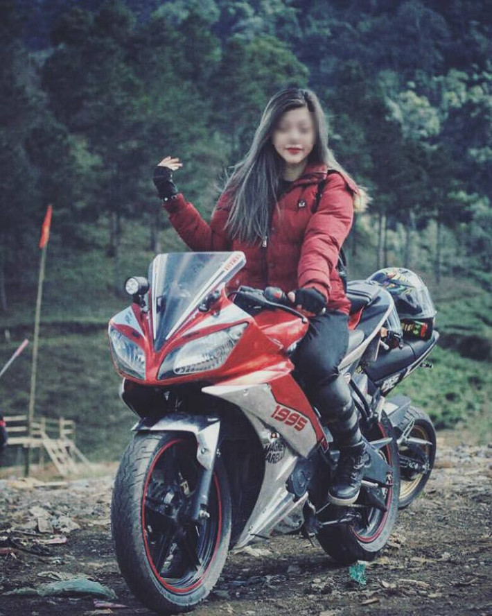 Và cũng không mất quá nhiều thời gian để dân mạng tìm ra được danh tính của nữ nhân vật chính trong vụ xô xát gây tranh cãi vừa qua. Nữ phượt thủ xinh đẹp cầm gạch tấn công tài xế taxi là T.Anh, 28 tuổi, khá có tiếng trong cộng đồng phượt thủ ở Hà Nội, từng được xuất hiện trên sóng truyền hình VTV trong một chương trình về xe và phong cách. Sau khi sự việc xảy ra và đoạn clip được lan truyền, T.Anh bị rất nhiều dân mạng tìm đến tận trang cá nhân của mình để chỉ trích, phê bình về hành động vừa qua của cô.
