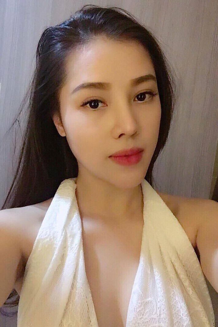 Mỗi tháng việc kinh doanh buôn bán mỹ phẫm online cùng việc vận hành hàng bánh của gia đình cũng đem lại mức thu nhập từ 40 đến 60 triệu cho hot girl 9X. Và đây cũng là mức thu nhập mà bao nhiêu người phải ước mơ khi đang ở tuổi 23 giống Kim Thanh.