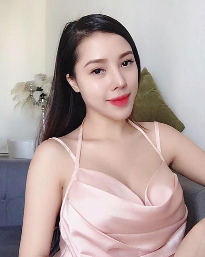 Hoàng Kim Thanh sinh 1993, hiện tại đang sống và làm việc tại TP HCM. Kim Thanh không chỉ được chú ý đến bởi nhan sắc mà còn bởi chính thu nhập "khủng" do chính bản thân kiếm ra khiến nhiều người nể phục. Hiện tại thì Thanh đang kinh doanh mỹ phẩm online trên trang cá nhân. Ngoài ra Thanh còn phụ giúp mẹ việc vận hành cửa hành bánh của gia đình.