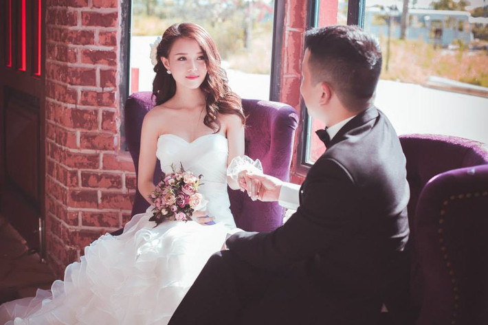 Quỳnh Anh tiết lộ rằng chồng cô là một người không chỉ nấu ăn ngon mà còn rất khéo. Thời gian cô ở cữ, chồng là người luôn thường trực bên cạnh, “chăm đến tận răng”, rất tỉ mỉ và cẩn thận. Hàng ngày anh chồng này luôn tự vào bếp nấu ăn cho vợ, có thời gian rảnh lại tắm cho con.