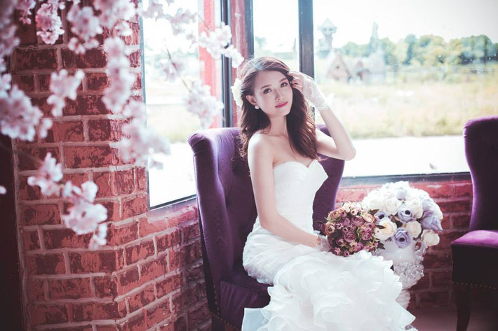 Quỳnh Anh hiện làm chủ một cửa hàng mỹ phẩm online khá nổi tiếng, được nhiều bạn trẻ ở Hà Nội ưa chuộng. Cô vừa sinh con được gần 2 tháng nhưng đã khiến nhiều người bất ngờ bởi vóc dáng đẹp, thon gọn và khuôn mặt xinh như hot girl. Theo chia sẻ của Quỳnh Anh để có được lại vóc dáng đẹp như vậy, công lớn một phần thuộc về chồng của cô khi anh đã giúp cô rất nhiều việc trong nhà, lo toan, chăm sóc tốt cho cả vợ và con.