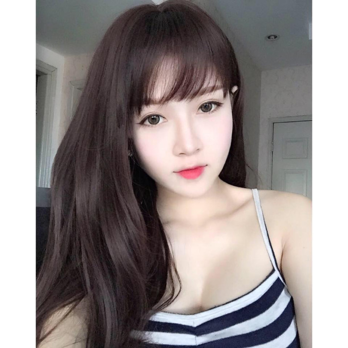 Gần đây, Bùi Quỳnh Anh, 25 tuổi ở Hà Nội là cô gái được rất nhiều cư dân mạng Việt, các bà mẹ trẻ quan tâm khi là một “ hot girl ở cữ” xinh như mộng và có một câu chuyện cực thú vị liên quan đến người chồng của cô. Quỳnh Anh khiến rất nhiều người phụ nữ khác ghen tị khi kể về người chồng đảm đang, khéo léo, hiểu tâm lý vợ. Ảnh: Facebook nhân vật.