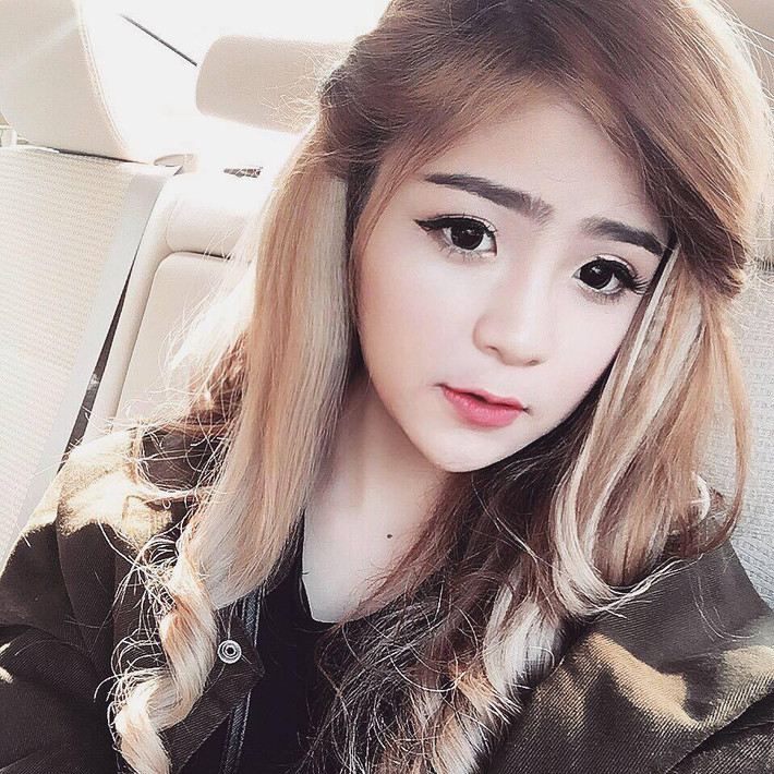 Hot girl Sài Thành, Ann Dâu tên thật là Đỗ Khánh An, sinh năm 1997, cô bạn đang theo học tại trường THPT Trưng Vương. Từng xuất hiện trong nhiều concept ảnh dành cho tuổi teen của một số nhiếp ảnh gia trẻ có tiếng tại Sài Gòn, cô nàng kẹo ngọt luôn khiến dân mạng phát cuồng với các bức ảnh cực kute, xinh xắn.