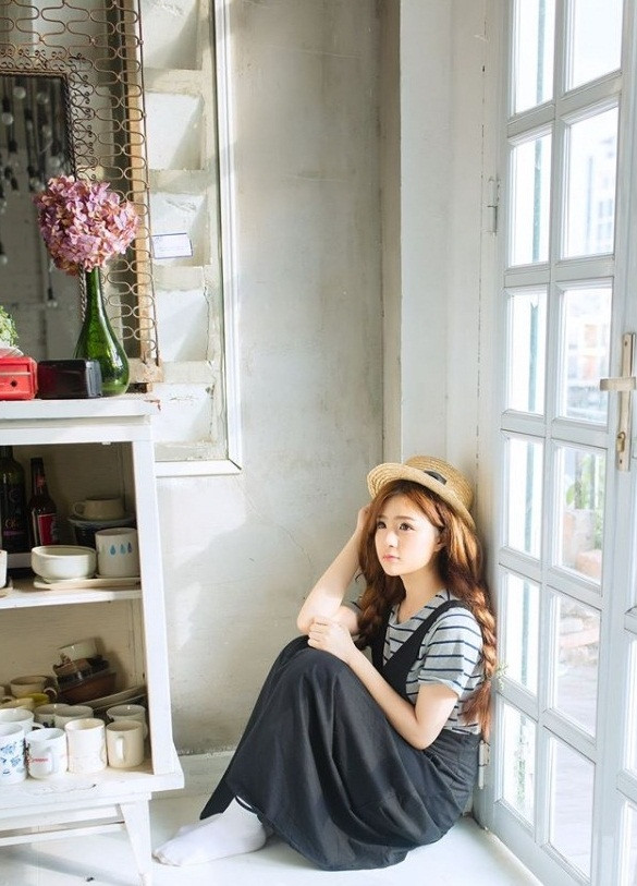 Mái tóc dài mềm mại và phong cách ăn mặc đậm chất Hàn cũng là những nét giúp Ann Dâu nổi bật trong các bộ ảnh. Cô bé xinh đẹp nhận được khá nhiều lời mời từ những nhiếp ảnh gia trẻ.