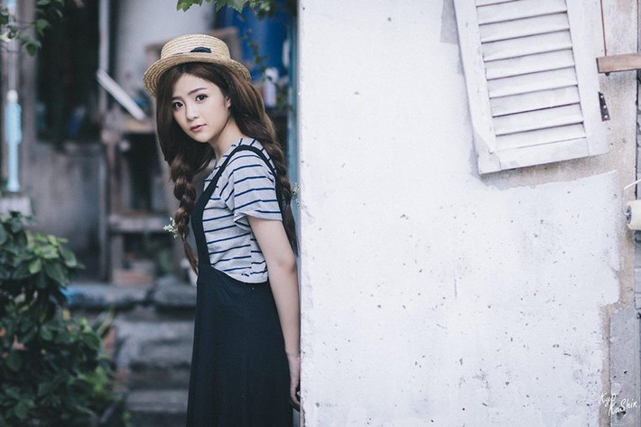 Không chỉ xinh đẹp, mọi người còn nhắc đến Ann Dâu với danh hiệu hot girl thông minh, học giỏi. Với thành tích 10 năm liền là học sinh giỏi, Ann Dâu là thần tượng của nhiều bạn cùng tuổi.