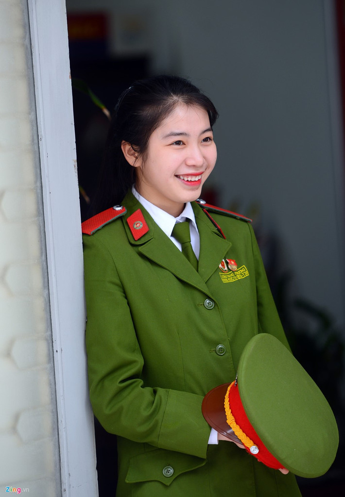 Khác với sự mạnh mẽ nhiều người thấy qua màn võ thuật, cô gái quê Nghệ An có vẻ ngoài xinh xắn, hiền dịu và dễ mến.