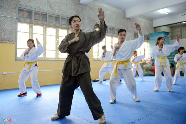 Không ít lần nữ sinh vấp ngã, gặp chấn thương khi thực hiện động tác rất khó - kẹp cổ đối phương. Những lúc mệt mỏi, Thương thường tự động viên mình phải cố gắng hơn, không chỉ vì bản thân mà trên hết là giành thành tích cao cho tập thể T38.