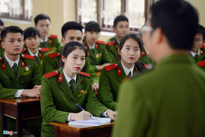 Hoài Thương từng đoạt giải ba môn Hóa học cấp tỉnh năm lớp 11. Cô còn giành giải nhất môn cầu lông cấp tỉnh năm lớp 10. Thành tích học tập tại Cao đẳng Cảnh sát Nhân dân 1 của Thương cũng xuất sắc. Năm thứ nhất, Thương là học viên giỏi với điểm tổng kết 8,9, năm thứ hai đạt 9,4. Năm 2015, nữ sinh cũng giành giải nhất cuộc thi viết chuyên đề khoa học do trường tổ chức.