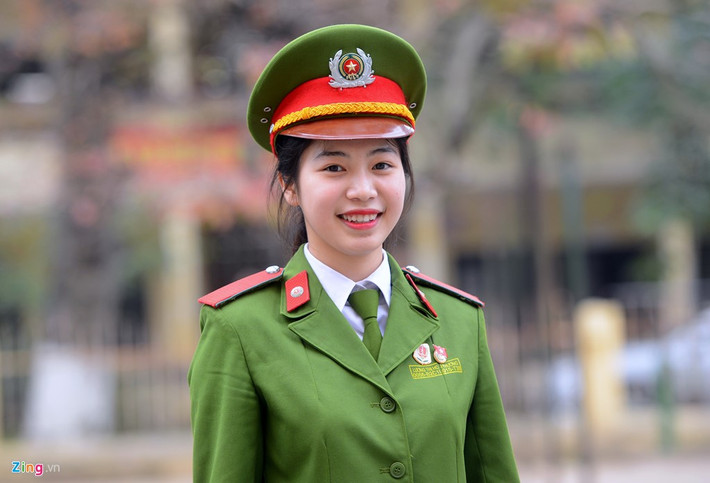 Cha mẹ đều làm giáo viên, song cô gái 21 tuổi lại có ước mơ được khoác lên mình màu áo lực lượng công an nhân dân giống như cô của mình. Thương thi vào Học viện Cảnh sát Nhân dân, kết quả đạt 27 điểm khối A. Thiếu 0,5 điểm, Thương đăng ký vào Cao đẳng Cảnh sát Nhân dân 1.