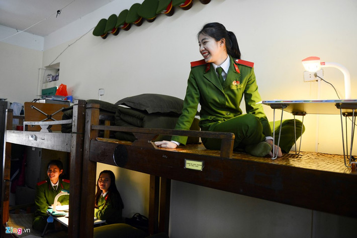 Tháng đầu tiên nhập học, toàn bộ học viên khoá mới bị cấm trại. Đó là quãng thời gian xa nhà lâu nhất của cô gái 18 tuổi.
