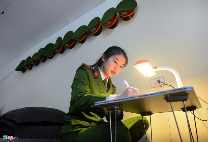 Nhớ lại những ngày đầu mới vào trường, cô gái miền Trung phải làm quen sống xa gia đình, chịu đựng cái rét buốt mùa đông của miền Bắc, rèn luyện những bài tập khó như võ thuật và điều lệnh.