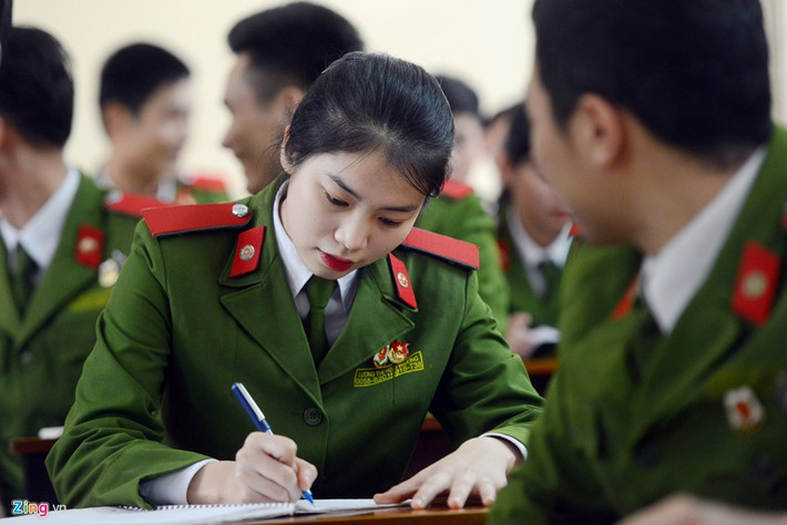 Trong trường, Thương là gương mặt được nhiều học viên ngưỡng mộ. Cô từng nhận bằng khen của Bộ trưởng Bộ Công an, bằng khen Tổng cục Chính trị Công an Nhân dân, bằng khen TƯ Đoàn, bằng khen Đoàn thanh niên Bộ Công an, giấy khen Cục tham mưu tác chiến K20, 5 giấy khen từ hiệu trưởng và 2 giấy khen của Đoàn thanh niên Cao đẳng Cảnh sát Nhân dân 1.