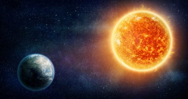 Theo Cơ quan Hàng không và Vũ trụ Mỹ (NASA), gió Mặt Trời được tạo ra do sự giãn nở của plasma từ bầu khí quyển ngoài cùng của Mặt Trời. Luồng plasma này liên tục bị đốt nóng đến mức lực hấp dẫn của Mặt Trời không thể kìm hãm nó. Khi Mặt Trời quay, nó cuốn các đường sức từ phía trên các vùng cực của nó tạo thành một đường xoắn ốc lớn, tạo ra một luồng "gió" liên tục.