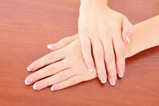 Bàn tay nhỏ: Một người phụ nữ bàn tay đẹp với ngón tay thon nhỏ sở hữu nét quyến rũ sang trọng vô cùng.