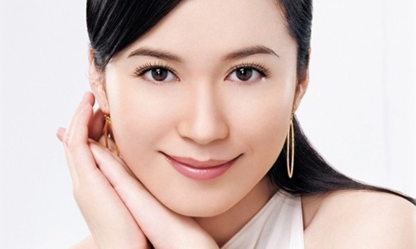 Cằm to tròn trịa: Một người phụ nữ tướng mặt giàu có thường sở hữu cằm tròn trịa, đầy đặn. Trong tính cách người này có tính cách điềm tĩnh, đôn hậu, phóng khoáng, làm việc gì cũng xuất sắc, biết tiếp thu ý kiến người khác, sự nghiệp dễ dàng thăng tiến, dễ trở thành người lãnh đạo.