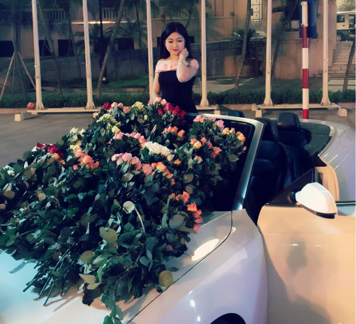 Màn tặng quà 20/10 này được dân mạng Việt cho là quá lãng mạn, "chỉ có trên phim ảnh". Hình ảnh cô bạn gái xinh như hot girl của thiếu gia Hà thành nhận quà, đứng trên siêu xe kích thích sự tò mò, quan tâm của dân mạng. Ngay sau đó, danh tính hot girl được nhận quà độc và thiếu gia chơi sang đã được dân mạng truy lùng.