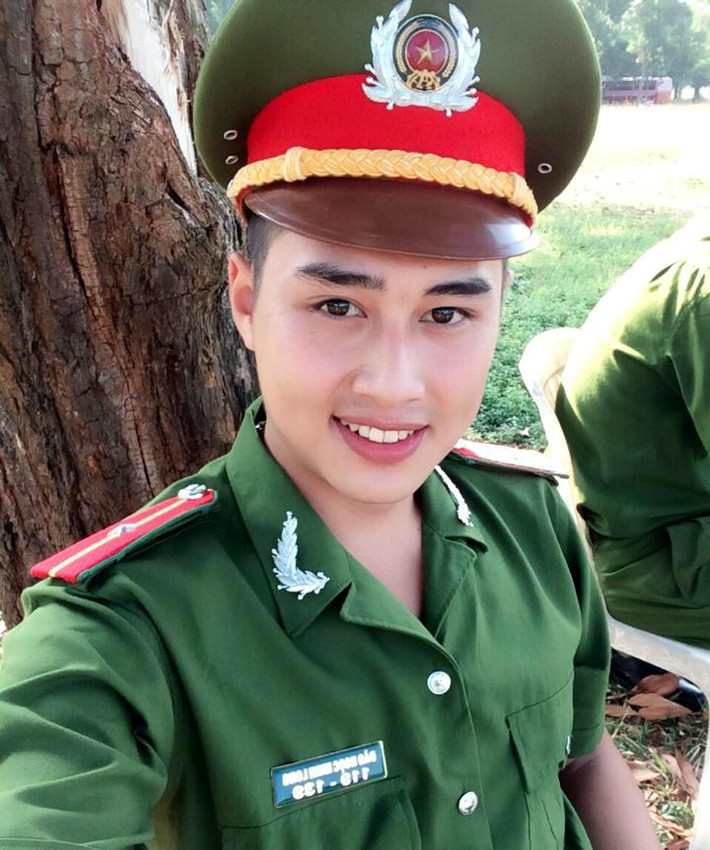 Đào Ngọc Minh Long, sinh năm 1991, gần đây được biết nhiều bạn trẻ biết đến thông qua nhiều bức ảnh đẹp, bắt mắt lan truyền trên Facebook. Chàng cảnh sát 9X đẹp trai luôn nhận được nhiều lời khen bởi ngoại hình đẹp và nụ cười tươi.