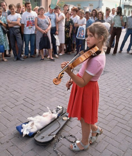 Bé gái chơi vĩ cầm, cũng ở phố Arbat nói trên.