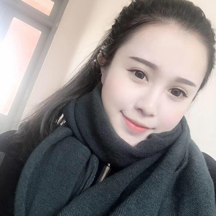 Được biết đến với hình tượng nữ sinh Hà Thành xinh đẹp, ngoan ngoãn và đa tài. Hồng Anh Kichii được thầy cô và bạn bè quý mến vì sự năng động trong hoạt động nghệ thuật và là một học sinh rất nỗ lực trong học tập.