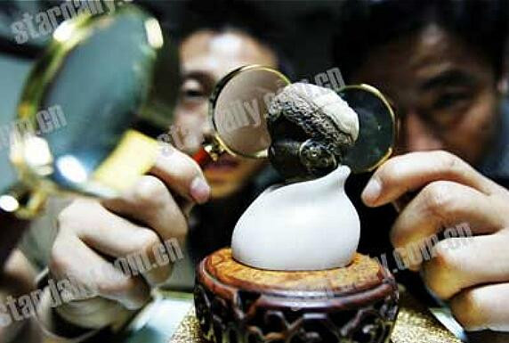 Đá "Tộc hồn". Tại một triển lãm đá quý lần thứ 4 ở Bắc Kinh hồi tháng 10.2008, người thăm quan được chứng kiến viên mã não Gobi có tên Tộc hồn, có hình dạng y chang một thiếu nữ tộc người thiểu số.