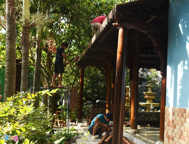 Vị đại gia này cũng phân trần, do thời điểm giáp Tết nên ông rất khó thuê công nhân. "Hiện có khoảng 50 công nhân, nếu đập bỏ hết thì cũng phải mất gần 1 năm. Còn tháo dỡ để lấy đồ đạc và tài sản bên trong thì cũng mất khoảng 5 đến 6 tháng. Tôi xin chính quyền cho thêm thời gian để gia đình chuyển tài sản về", ông Quang kiến nghị.