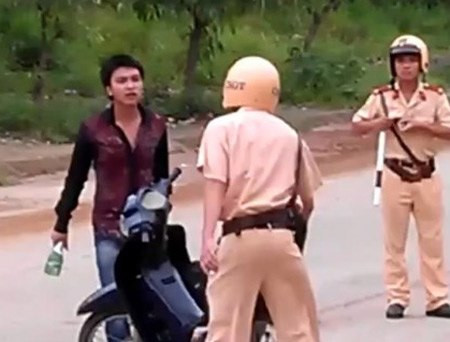 Đây là hình ảnh rất "nổi tiếng" về một vụ thanh niên đánh CSGT thu hút sự quan tâm của dư luận trong một thời gian dài. Cụ thể ngày 7/6/2012, tại thị trấn Đồng Đăng, Hoàng Minh Phong (18 tuổi, trú thị trấn Đồng Đăng) bị hai cảnh sát yêu cầu dừng xe để kiểm tra do đi xe máy không gương chiếu hậu, không đội mũ bảo hiểm. Thanh niên này lập tức có lời lẽ thóa mạ, chống đối và hành hung những người thi hành công vụ. Sau đó, Phong đã bị cơ quan điều tra khởi tố về hành vi trên.