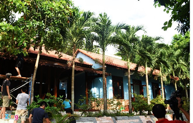 Sáng nay, trao đổi với phóng viên Zing.vn, ông Quang cho biết: "Với thời hạn trên, chúng tôi không thể hoàn thành. Đây là khu biệt thự mà tôi rất tâm huyết, đầu tư rất nhiều tiền bạc để xây, bây giờ tháo dỡ tôi đứt từng khúc ruột. Nhưng quy định của chính quyền đã ban hành, tôi phải chấp nhận".