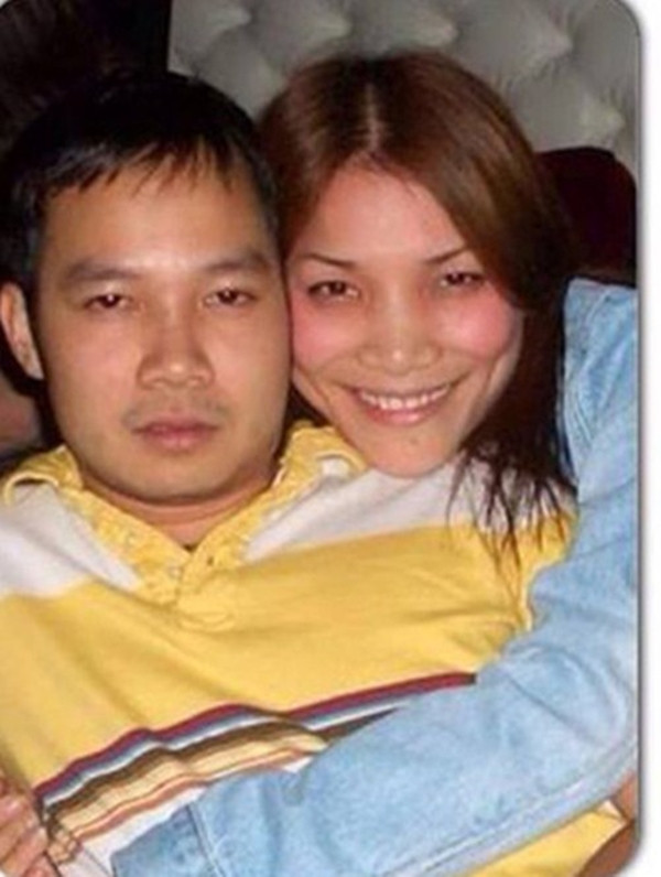 Trong thời gian đó, Hồng Ngọc quyết định sang Mỹ lưu diễn để tìm chân trời mới. Đây cũng là thời gian Hồng Ngọc gặp gỡ Thomas Tâm. Ban đầu, Thomas Tâm ở bên cô như một người bạn tri âm, quan tâm, thấu hiểu và động viên Hồng Ngọc. Sau 6 tháng quen biết, họ tỏ tình với nhau tại Canada.