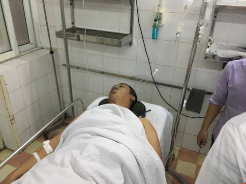 Thượng úy Nguyễn Quốc Đạt được đưa vào bệnh viện Việt Đức và hiện đã có thể nói chuyện được. Người nhà của viên CSGT bị xe tải kéo lê đang tập trung rất đông phòng cấp cứu để mong ngóng về tình hình sức khỏe.