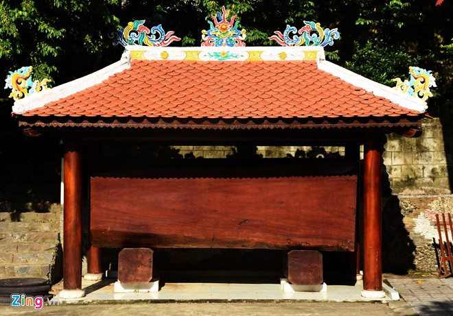 Tiền sảnh khu biệt thự là căn chòi có khúc gỗ quý. Theo những người am hiểu thì khúc gỗ này có giá trị khoảng 1 tỷ đồng.