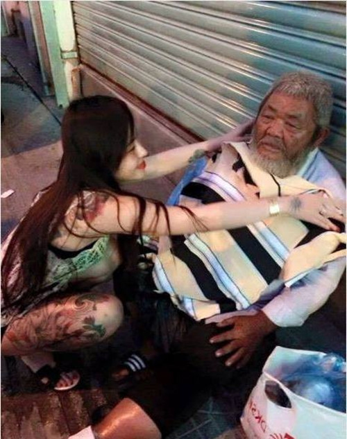 "Xăm trổ chắc gì đã hổ báo, mặc kín đáo chắc gì đã là thiên thần" - đó là dòng mô tả về bức ảnh một cô gái xăm trổ đầy người đắp áo cho cụ ông vô gia cư, được dân mạng Việt chia sẻ rầm rộ vài ngày gần đây.
